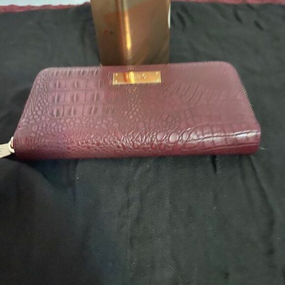 BCBG Vintage Burgundy Crocodile Embossed Zip Around Leather Wallet - Picture 6 of 10